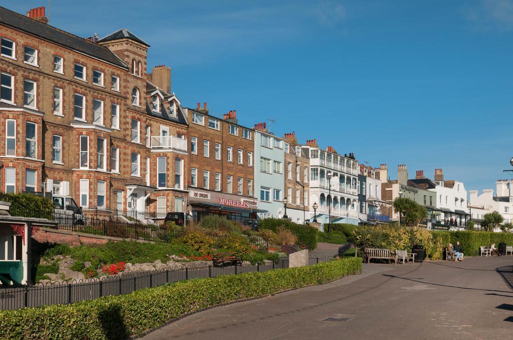 2 Bed Beach Front Apartment With Spectacular Views Overlooking Viking Bay Broadstairs Exterior photo